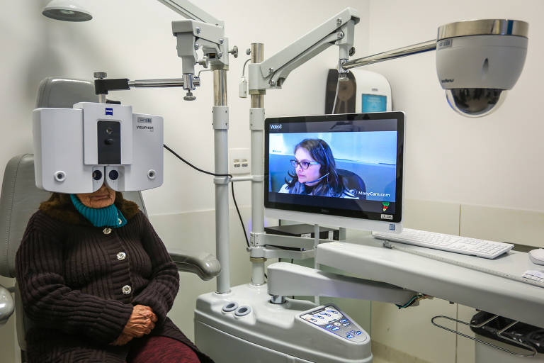 Paciente passa por consulta oftalmológica em Porto Alegre em programa de medicina a distância